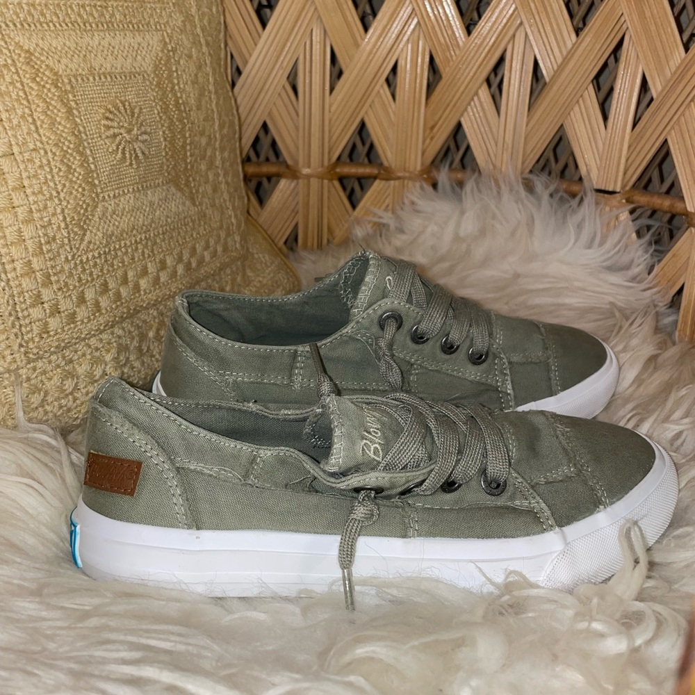 Blowfish Malibu Womens Play Sneakers Slip On Green Military Sz 8 Canvas Laces